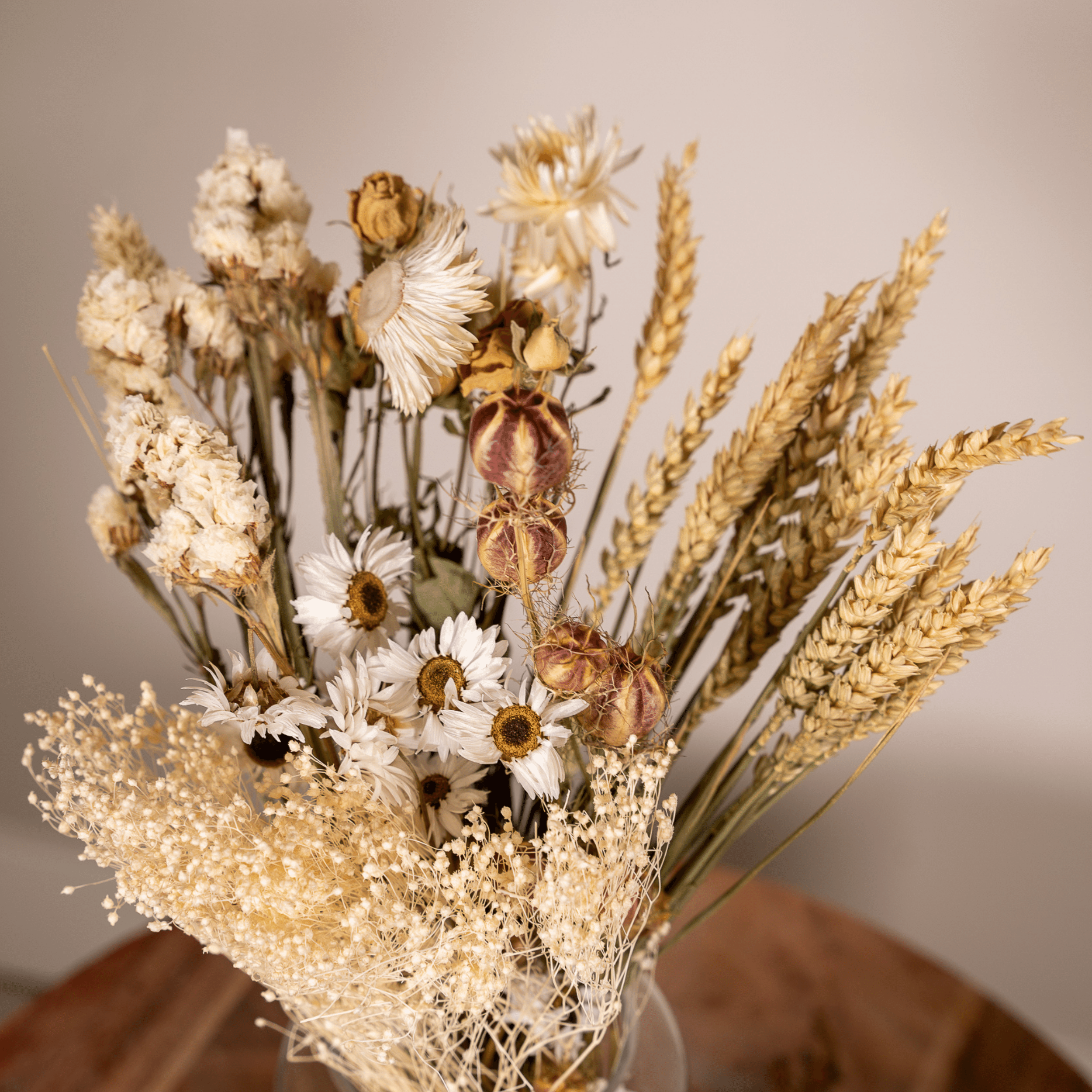Trockenblumenstrauß natürlich im Feldstil